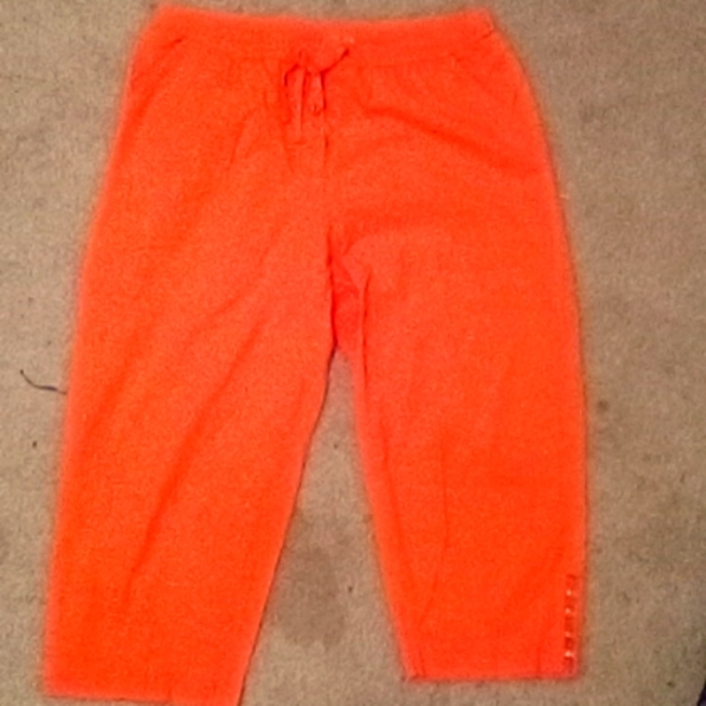 Cropped pants. Coral color